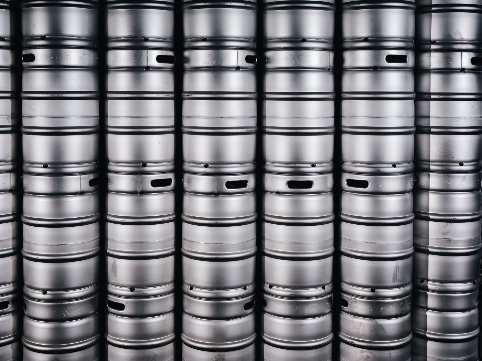 Gestapelte KEGs im Lager
